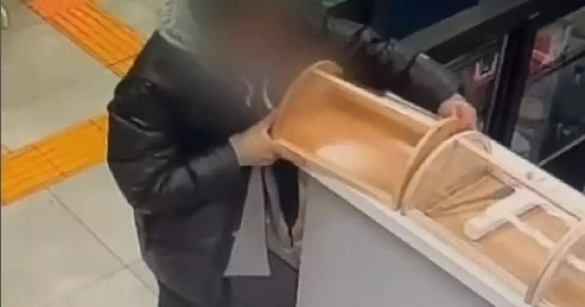  Астана тұрғыны медициналық мекемеде ақша ұрлаған (ВИДЕО) 