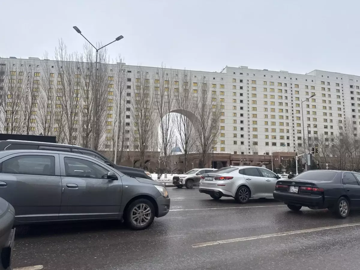 «Все тает, выглядит серо»: в Астану пришла «грязная» весна – фоторепортаж