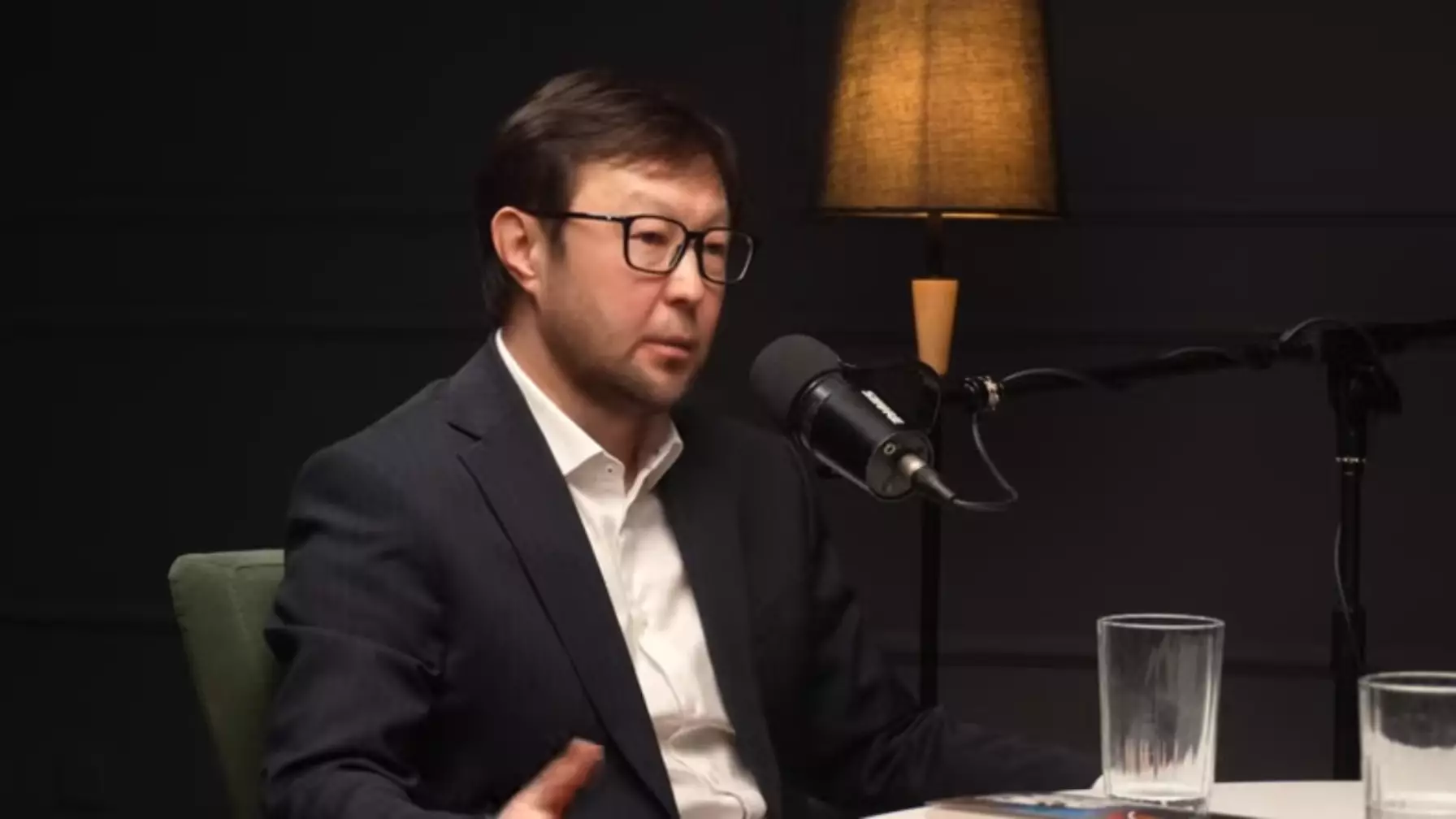 «Айғайлап қуып шықтық»: Ақберен Елгезек Бауыржан Байбекке қатысты ел естімеген оқиға туралы айтты (ВИДЕО)