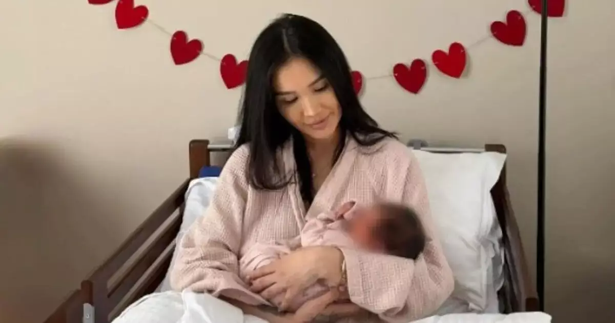  Айжан Байзақова үшінші сәбиін дүниеге әкелді 