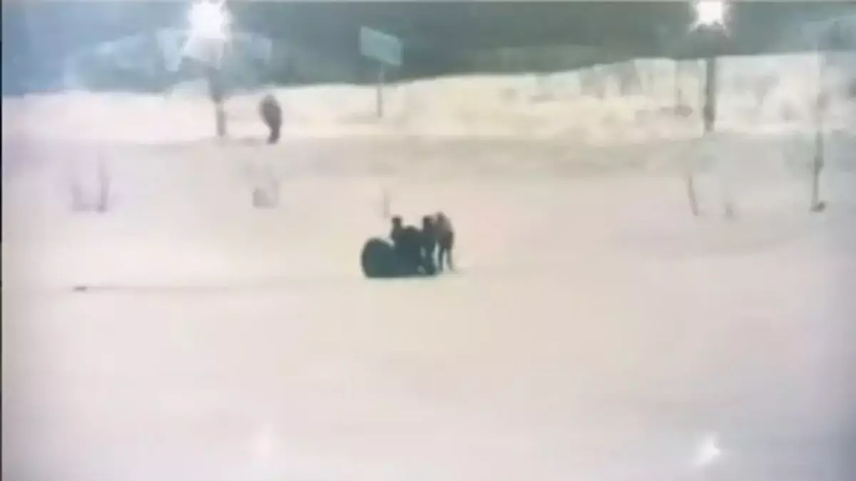 Астанада қолы ойыққа қысылып қалған балықшы бір ажалдан аман қалды (ВИДЕО) 