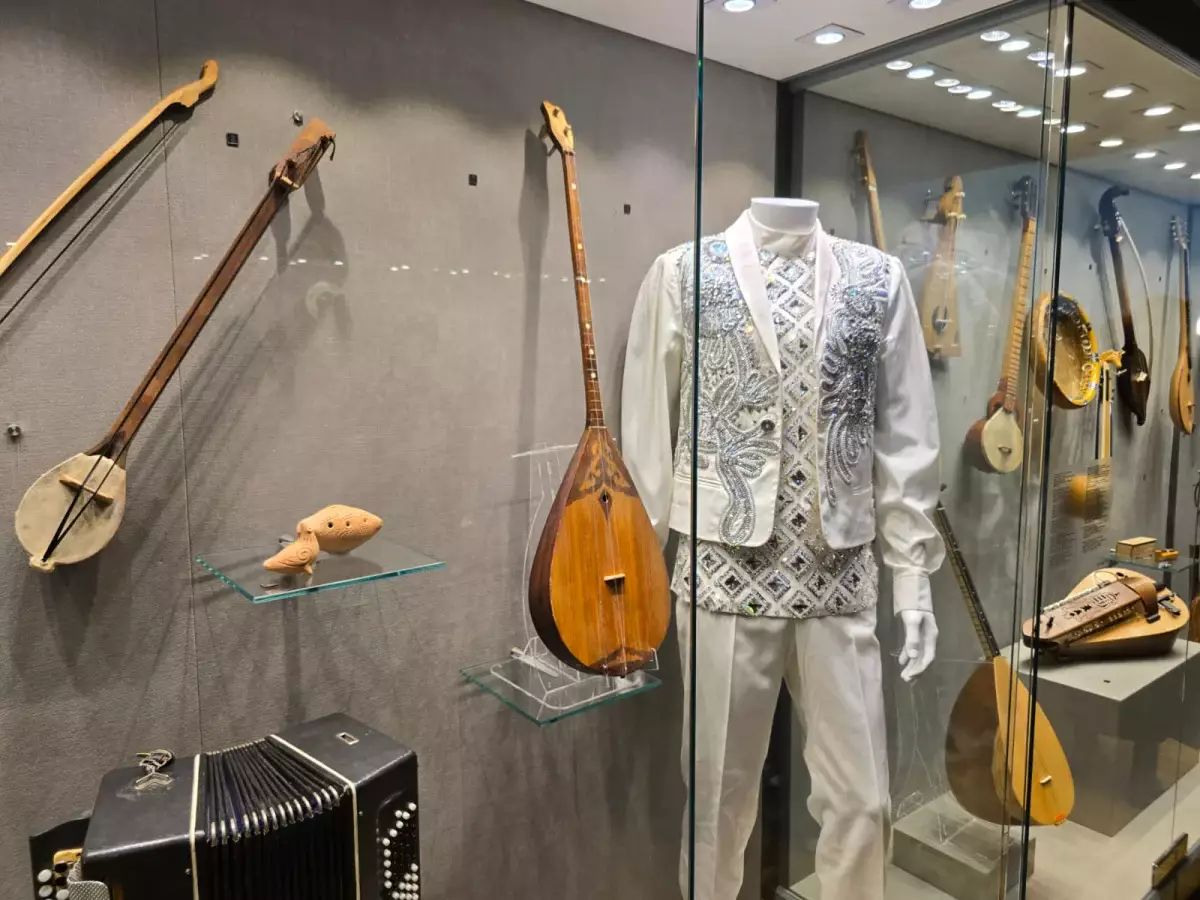 Домбра, с которой все началось: фоторепортаж с открытия выставки Димаша в Алматы