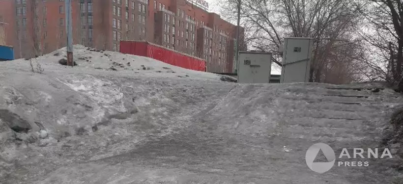 "Чуть не расшиблась" – на скользкую лестницу у железнодорожного переезда пожаловалась семейчанка