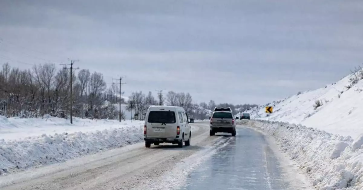  Қысқы күтім талапқа сай емес: республикалық жолдарды мұз басқан 