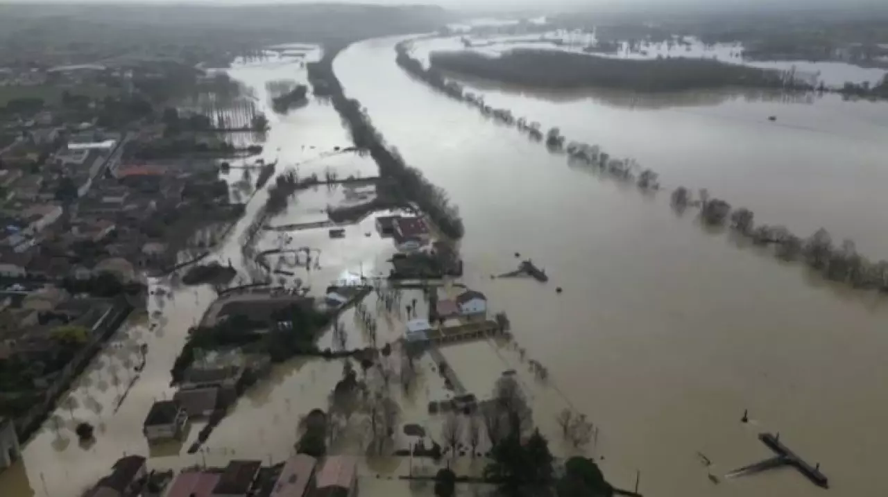 Во Франции месяц идут непрерывные дожди