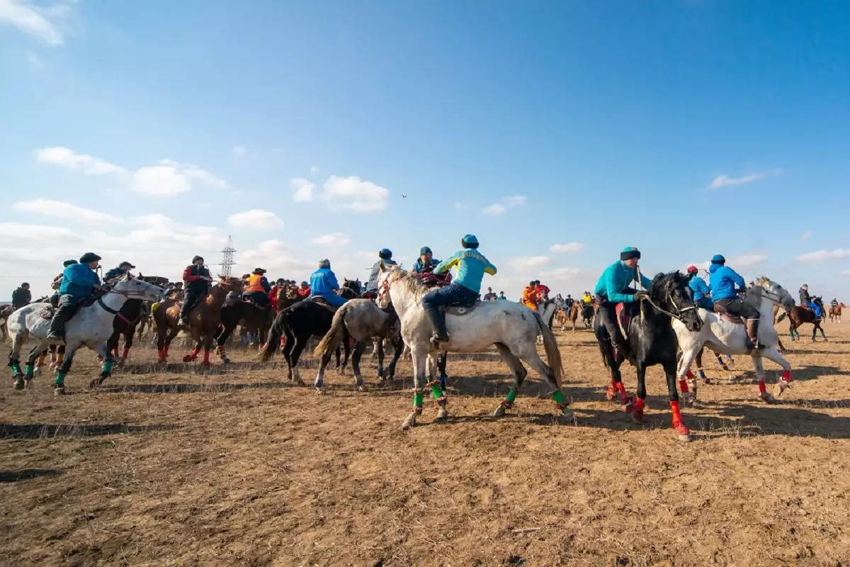 "Избили и вывезли в безлюдное место": группа мужчин избила 20-летнего парня в Туркестанской области
