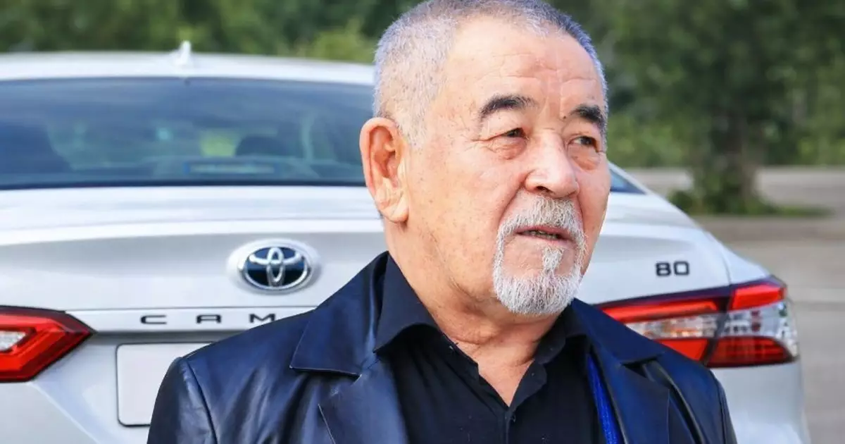  Сүйінші, ағайын! Айтыскер ақындар Жүрсін Ерманға Toyota Camry 80 көлігін мінгізді (ФОТО) 