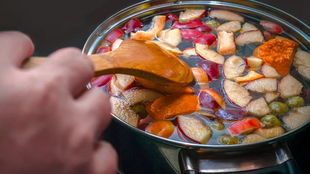 Вирусное увлечение "чай из варёных яблок" обещает улучшение пищеварения и сияющую кожу, но эксперты призывают к осторожности.