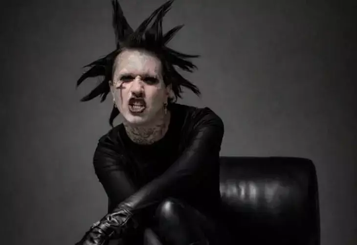 Артист из Казахстана вновь оказался под прицелом критики в России.