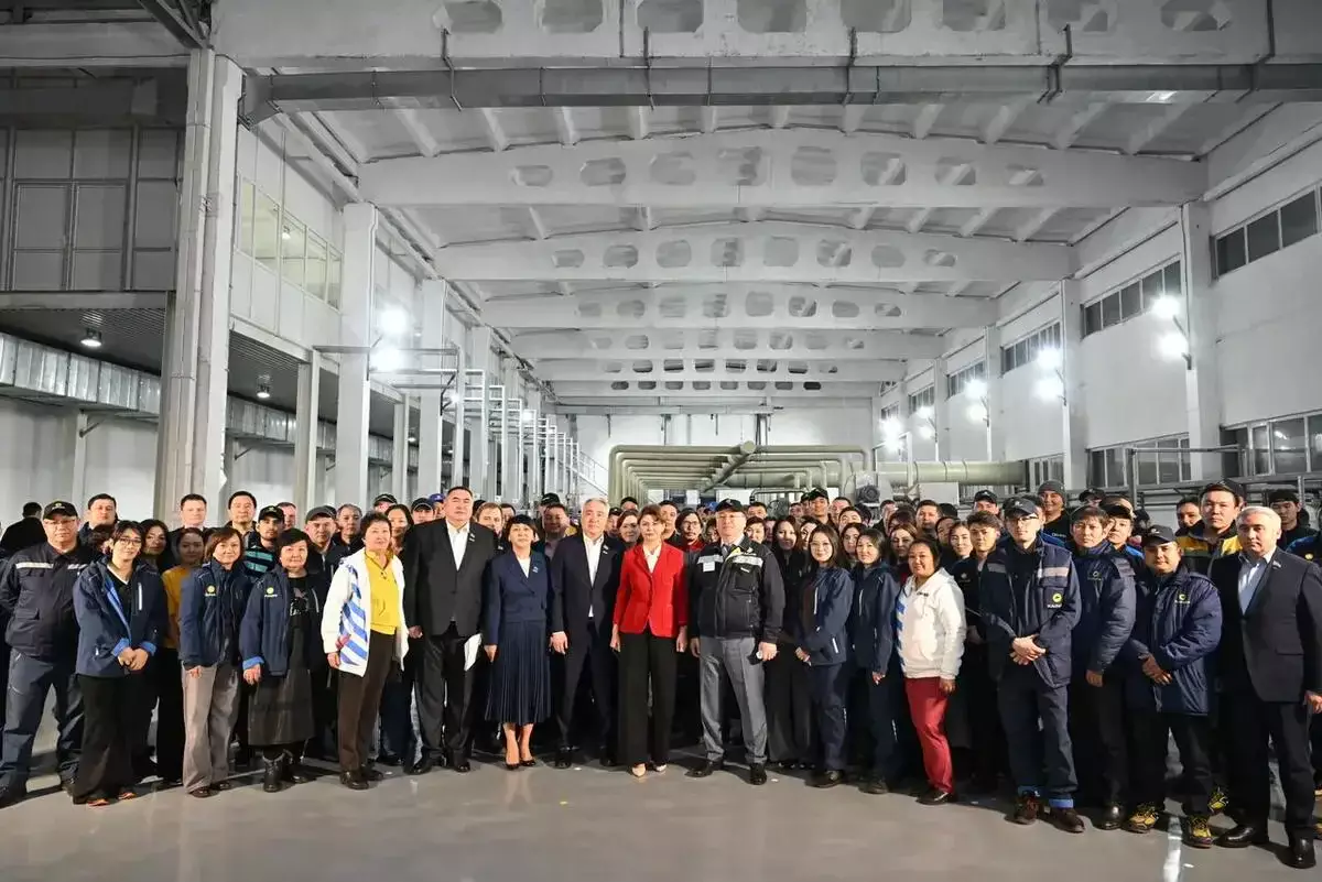 Өндірістегі тұрақтылық пен заң үстемдігі: Жетісудағы зауытта Жаңа Конституция жобасы талқыланды