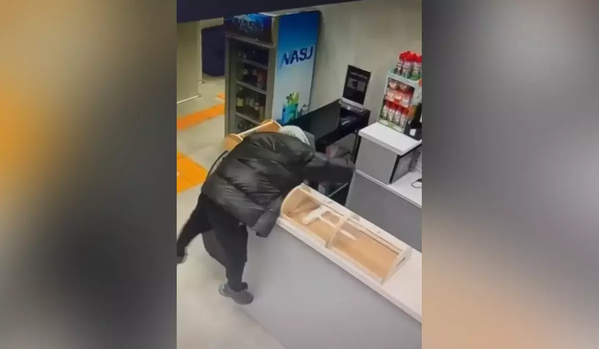 Астана тұрғыны ауруханаға науқас ретінде келіп, кассасын тонап кеткен (ВИДЕО)