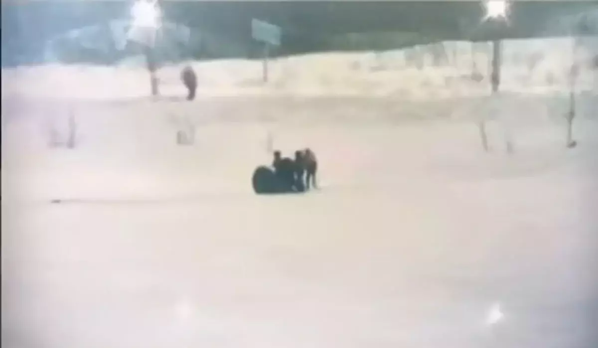 Астанада балықшы мұзды ойыққа қолын тығамын деп шыға алмай қалды (ВИДЕО)