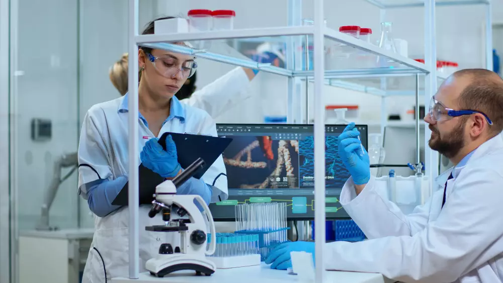 Волшебное лекарство от рака и выход США из ВОЗ: казахстанский эксперт о теории заговора