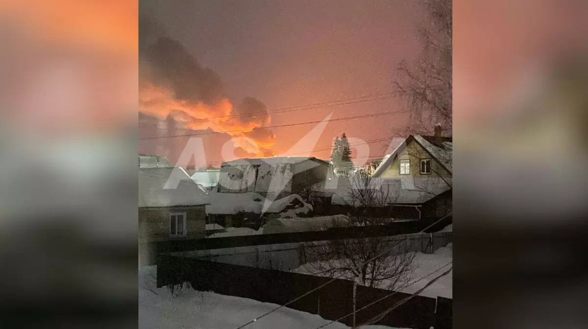 Дроны атаковали нефтебазу в Великих Луках — горит резервуар с топливом