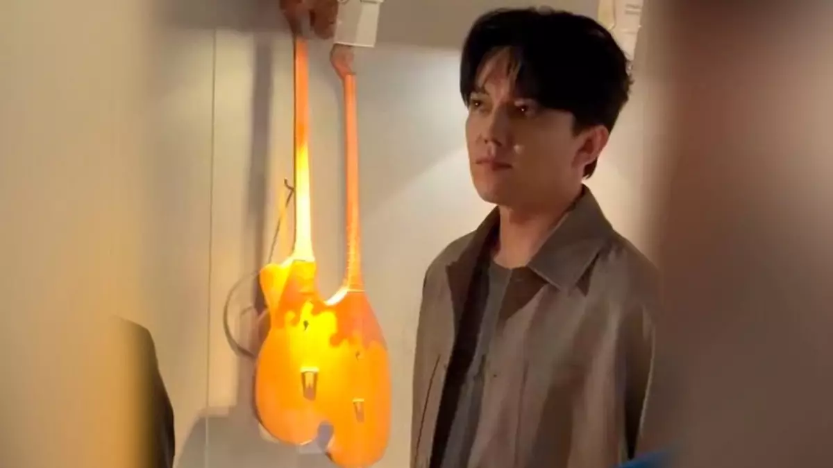 Димаш Құдайберген музейге ең қымбат домбырасын табыстады (ВИДЕО)