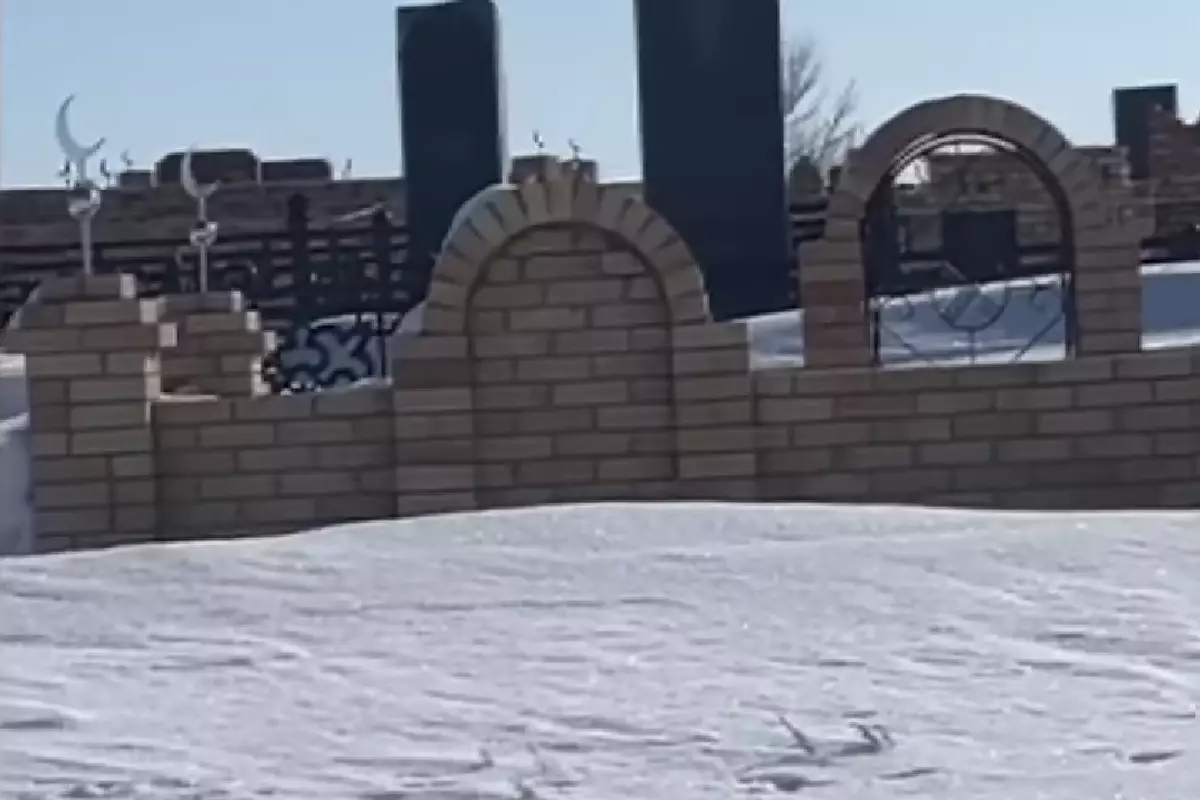 «Там похоронена моя мама»: в Караганде две семьи спорят из-за одной могилы