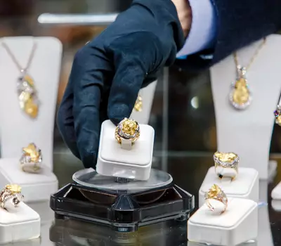 Павлодарка из-за игровой зависимости украла у родной сестры золото на 164 млн тенге