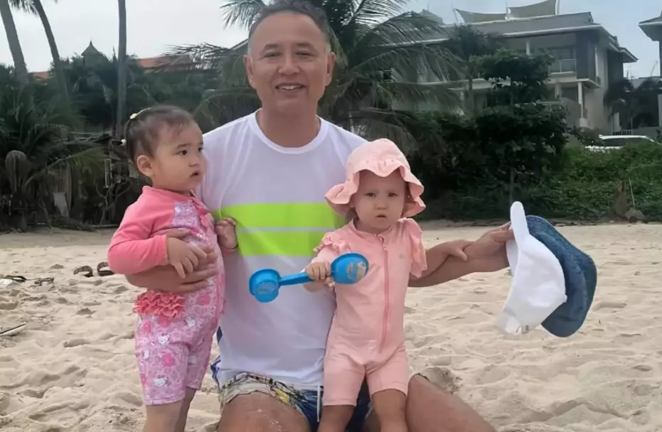 «Тұтас әулеттің ертеңі»: Тұрсын Алагөзов қос қызына арнап жазба жариялады (ВИДЕО)