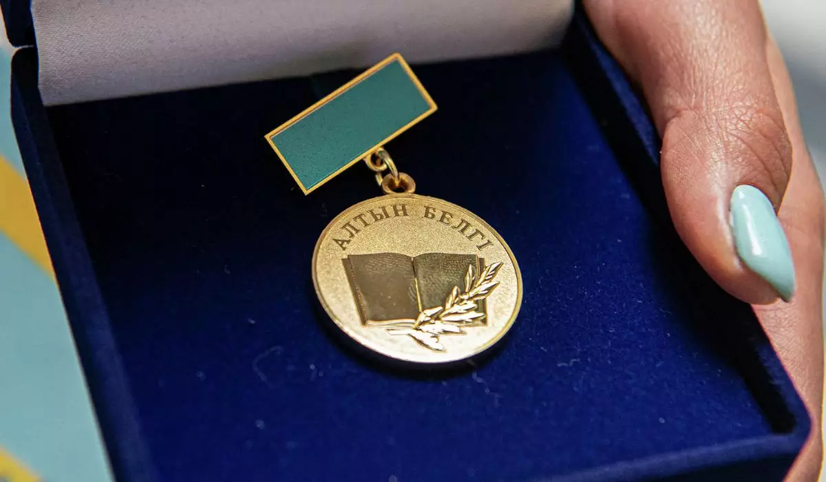 Атырауда мектеп бітіруші қыздар "Алтын белгіге" қатысты құқығын сотта қорғап қалды