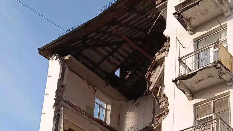 Подъезд обрушился в многоэтажке в Балхаше