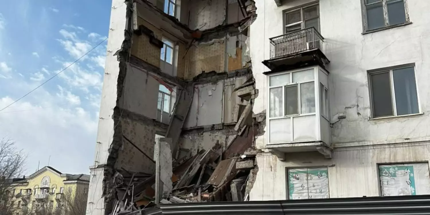 Балқашта тұрғын үйдің кіреберісі опырылып түсті (ВИДЕО)