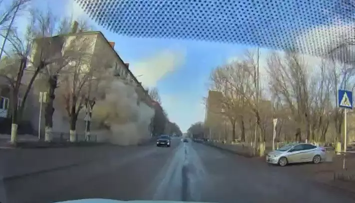 Жантүршігерлік кадр: Балқашта тұрғын үйдің бір бөлігі опырылған сәт видеоға түсіп қалды