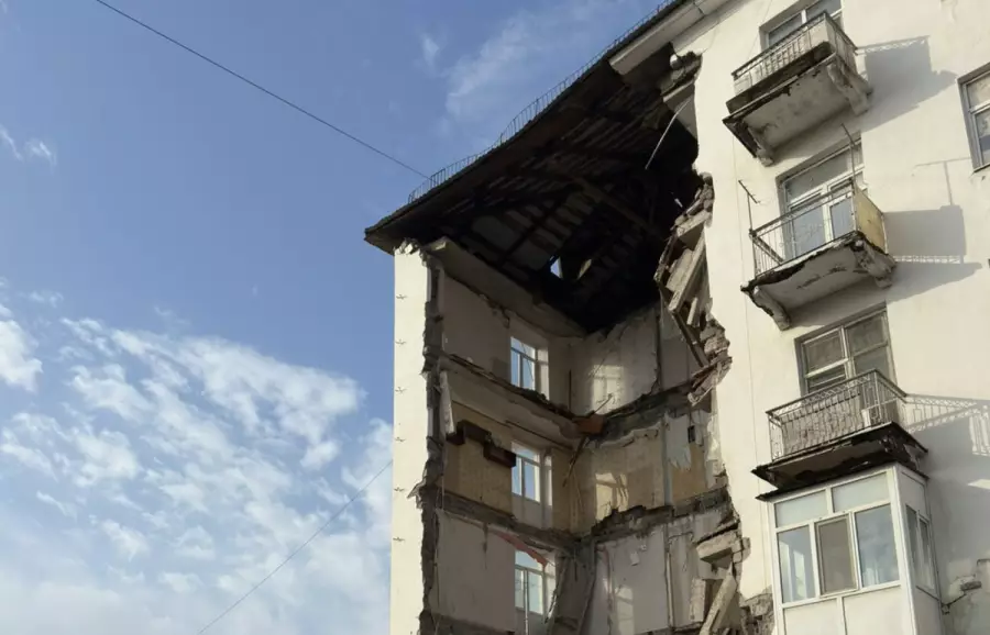 Балқашта тұрғын үйдің бір бөлігі опырылып түсті (кадрлар)