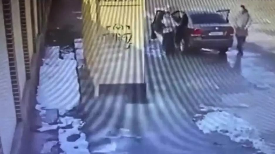 Үнсіз өтіп кете алмады: 13 жасар қызды қаскөйлерден аман алып қалған ер адамға құрмет көрсетілді