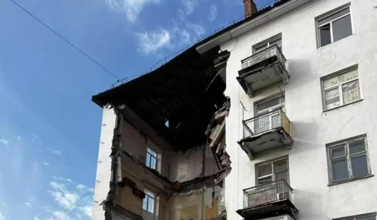 Часть многоэтажного дома рухнула в Балхаше — видео