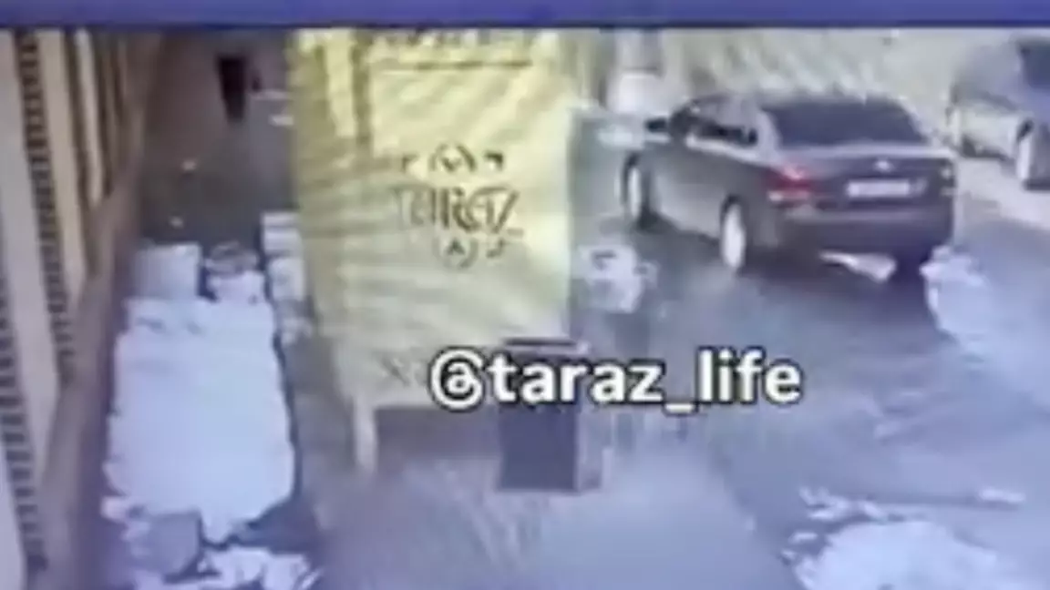 Аялдамада ұрлап кетпек болған: Таразда 13 жастағы қызды құтқарып қалған ер адам марапатталды