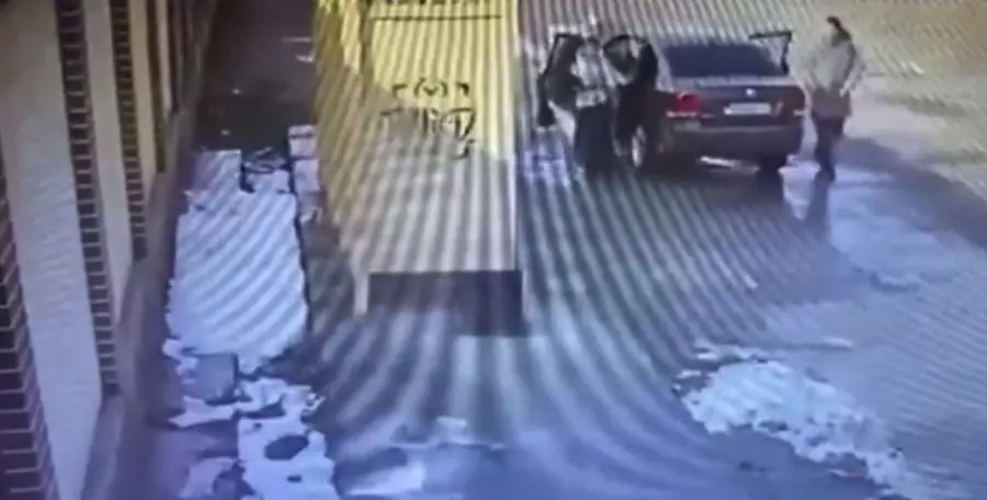 Аялдамадан ұрлап кеткісі келген: Таразда 13 жастағы қызды құтқарған ер адам марапатталды 