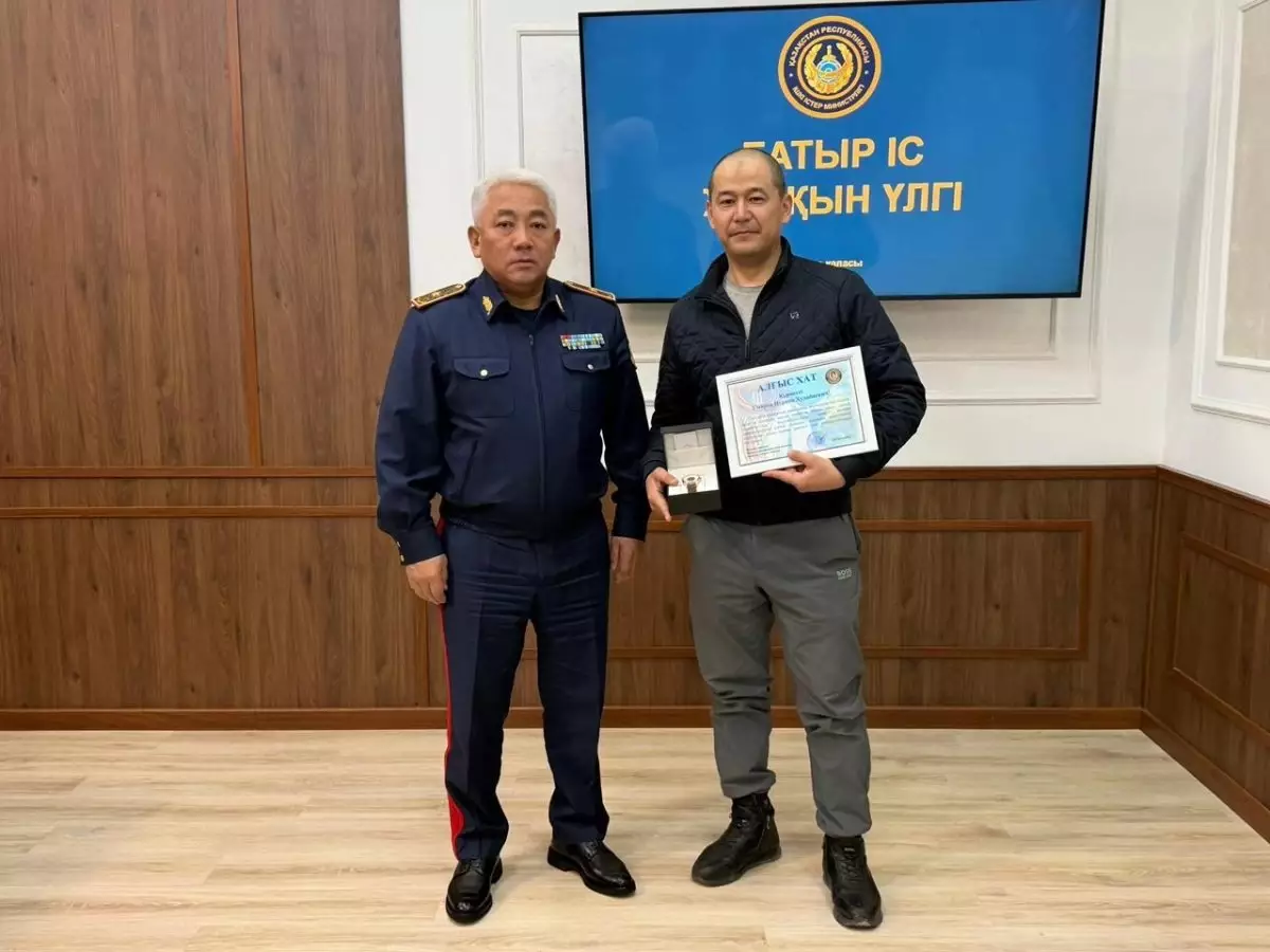 Таразда аялдамада қызды алып қашуға жол бермеген ер адам марапатталды