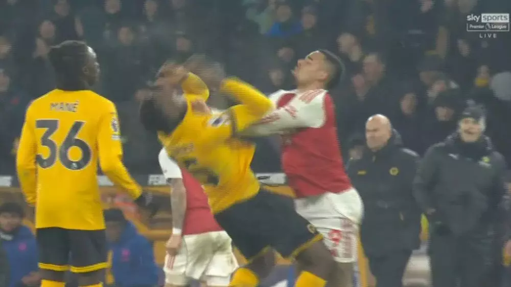 Сенсацией и дракой завершился матч лидера АПЛ с аутсайдером чемпионата