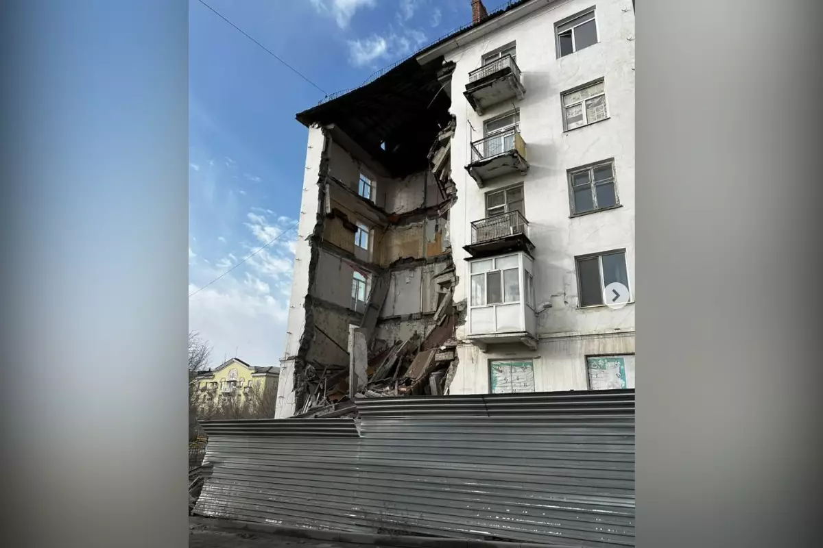 В Балхаше обрушился аварийный подъезд пятиэтажки: пострадавших нет