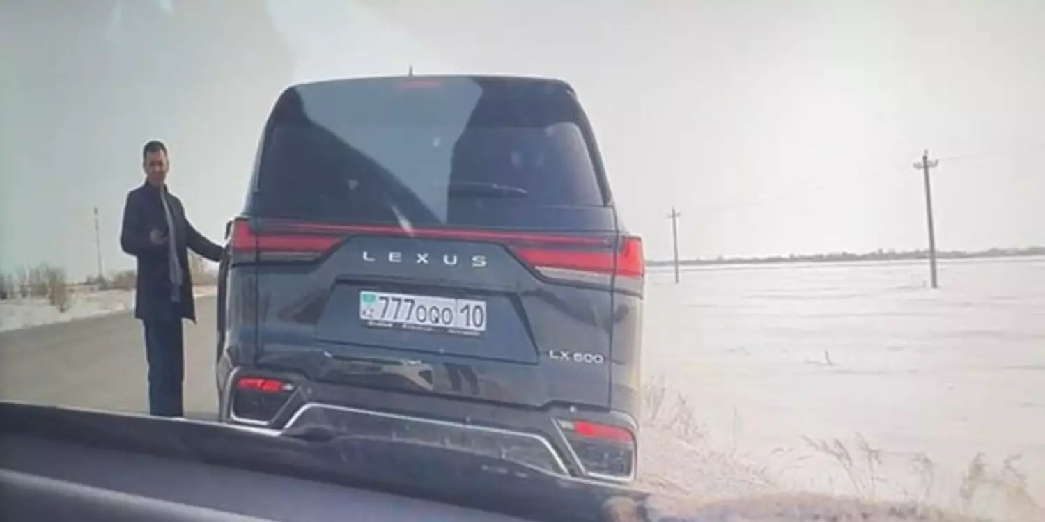 Шулы оқиғадан соң қызметіне оралған Lexus мінген полицей парамен ұсталды
