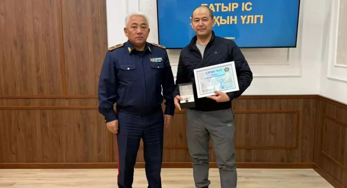 Оқушы қызды ұрлауға жол бермеген тараздық марапатталды