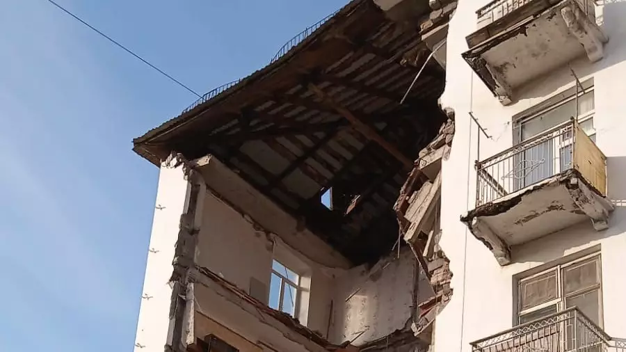 Балқаштағы апат: Көпқабатты үйдің құлаған сәті видеоға түсіп қалған