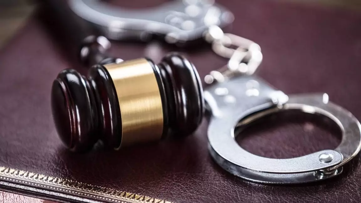 Павлодар тұрғыны туған әпкесін 164 млн теңгеге алдап, 7 жылға сотталды