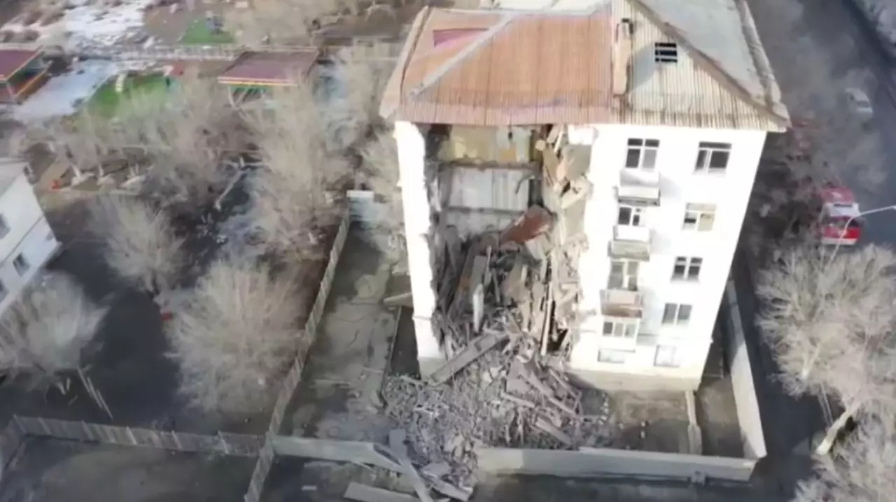 Подъезд многоэтажки обрушился в Балхаше