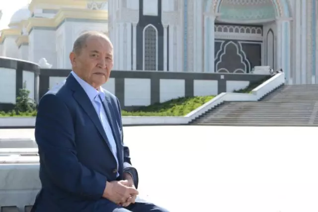 Әкім Тарази. Есуас