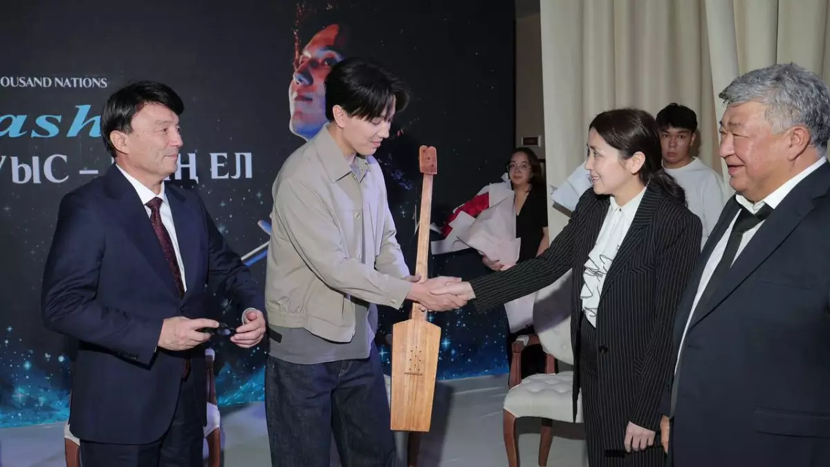 Костюм Димаша, созданный стилистом Майкла Джексона, показали в Алматы