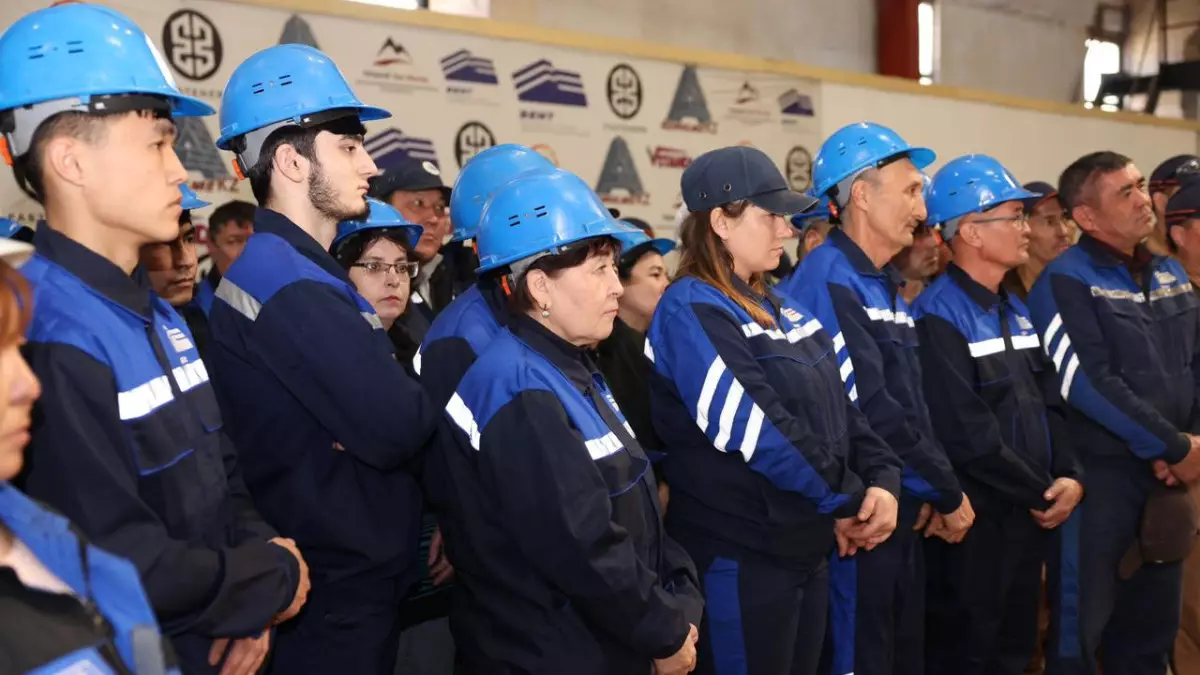 Аида Балаева встретилась с рабочим завода и разъяснила проект новой Конституции