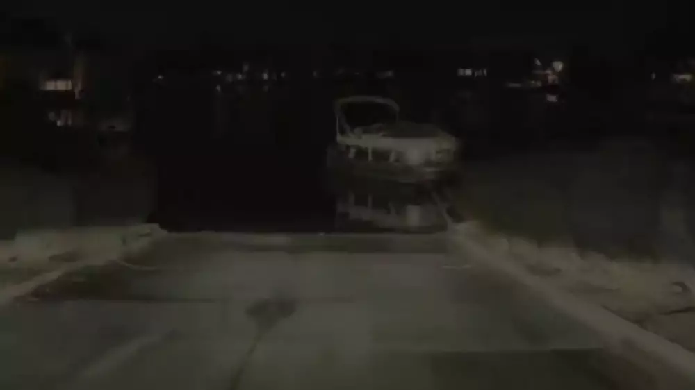 Tesla едва не утопила водителя в режиме автопилота: видео