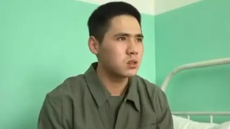 "Ұлымды қорқытып тастаған" - жағы сынған сарбаздың әкесі мәлімдеме жасады (ВИДЕО)