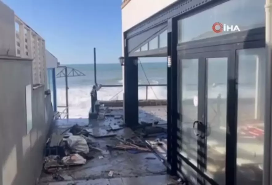 В Аланье на побережье затопило рыбный ресторан 