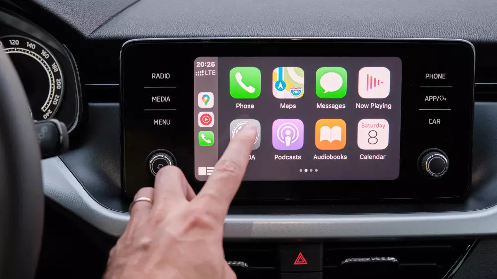 Apple CarPlay добавит функцию просмотра видео на приборной панели