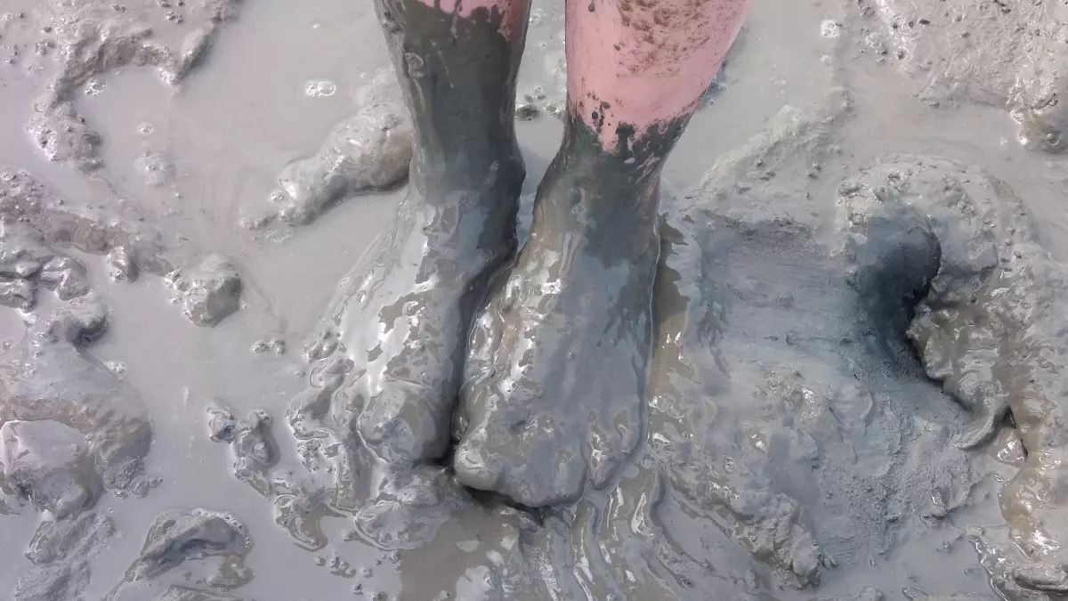 Алматыда аудандардың бірінде әйел мен балалар батпаққа батып, жолда жүре алмай қалған