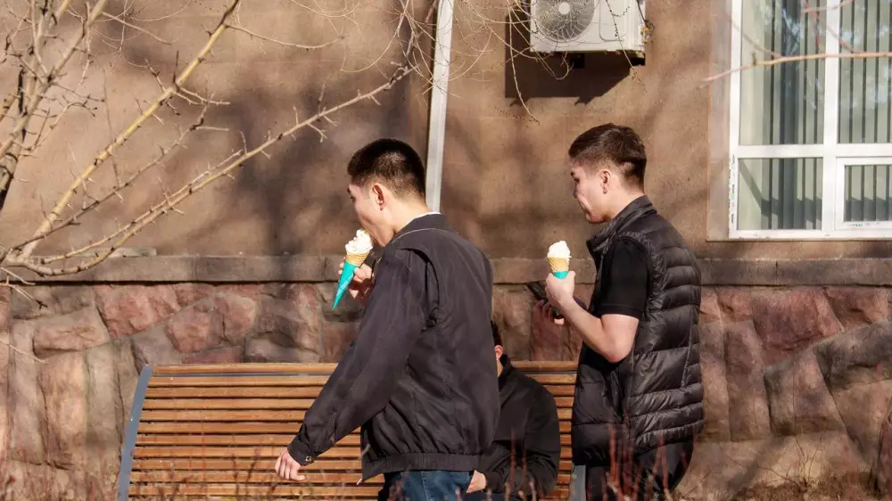 В футболках и с мороженым: алматинцы встречают +23 в феврале