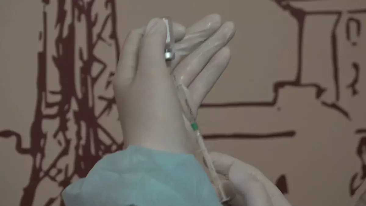 Қызымды өлтіре жаздады: мегаполистегі жеке емханалардың біріндегі медбике 10 есе артық көлемде екпе салған