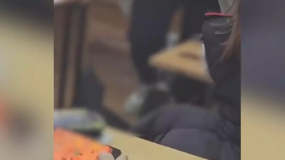 "Мектепте жасы келген мұғалімді жұдырықтап, сабаған". 10-сынып оқушысы 69 жастағы мұғалімді соққыға жықты